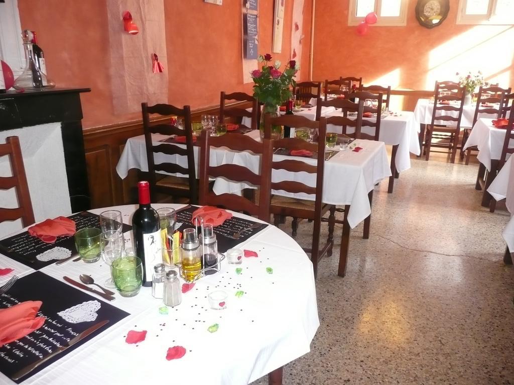Hôtel Restaurant du Pont Vieux Camarès Extérieur photo