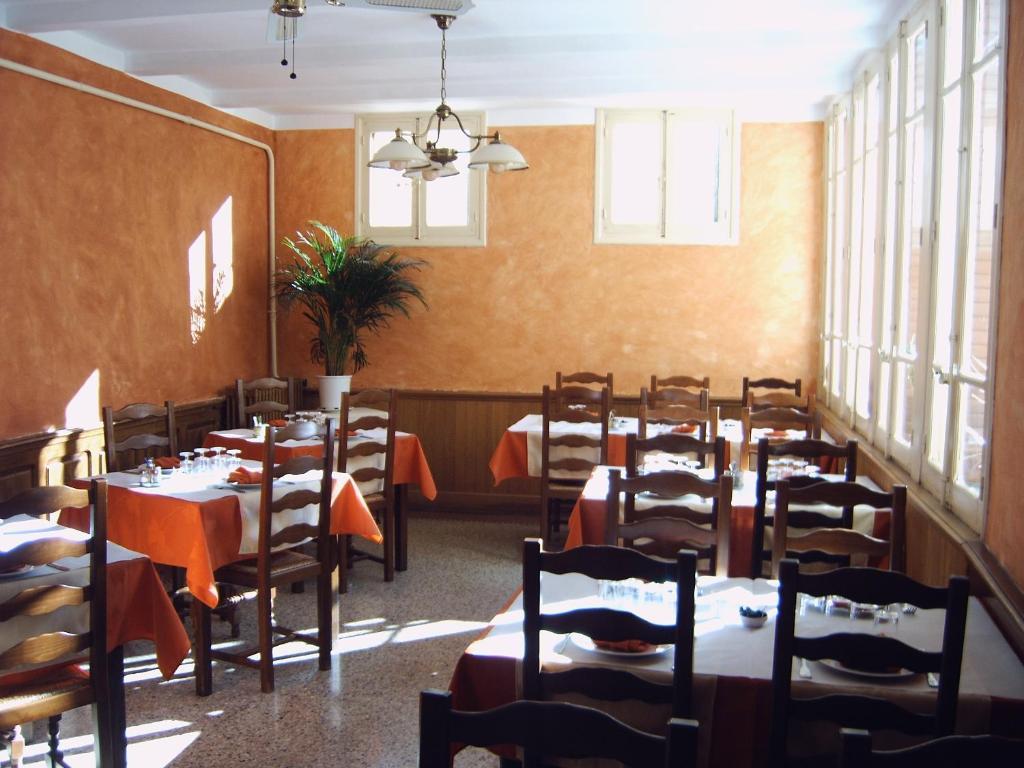 Hôtel Restaurant du Pont Vieux Camarès Extérieur photo
